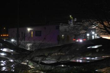 A large tree fell across Broadway, in Rockland, early Thursday morning during a rain/wind storm. (Photo by Sarah Thompson)