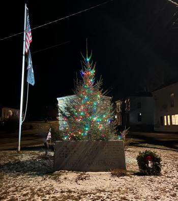 Christmas Tree at the Washington Monument on Dec. 22. (Sarah Masters photo) A short lit Christmas tree in front of a stone monument to War Veterans