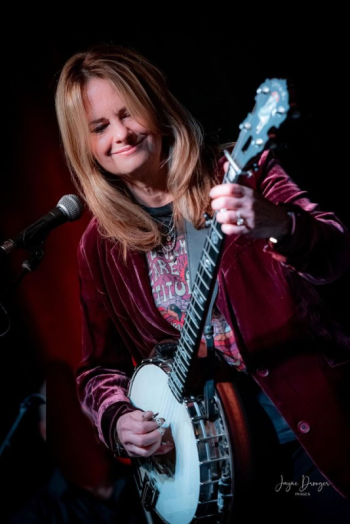 Alison Brown live in Tampa this year. Jane Drooger photo
