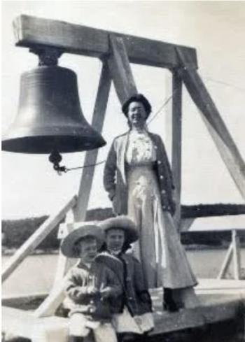 Lady with children on Fog Bell, Curtis Island c.1900 (Image courtesy Pat Skaling)