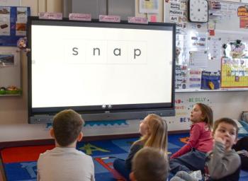 kids looking at a screen that displays the word 'snap'