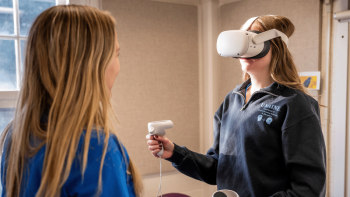College student tests virtual reality head set