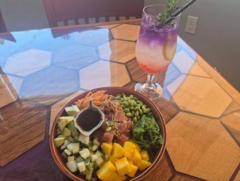 The Tuna Poke bowl with a lemonade with Butterfly Tea with Lemonade and Boba bubbles. Photo by Kay Stephens