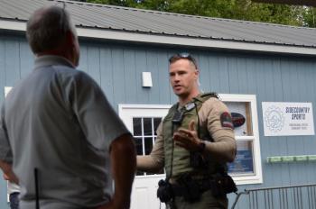 Maine Forest Ranger and Camden Fire Chief Chris Farley talk about the origin of the fire. (Photo by Lynda Clancy)
