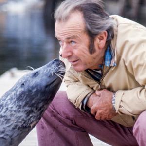 Harry Goodridge and Andre the Seal, 1974. (Photo by Lew Dietz)