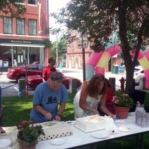 Fred Garbo and Kerry Hadley cut birthday cake to celebrate the Opera House’s 120th. (Photo by Ari Salas)