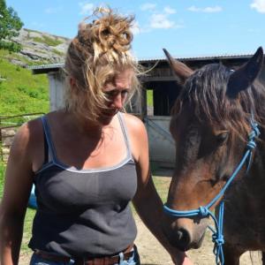 Wendy Harvey and Freedom. Old friends, now. (Photo by Lynda Clancy)