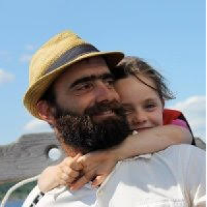 Daniel Bennett and his daughter, Raya.