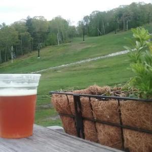 A Baxter Brewing Co. draft pairs well with a view of the chairlift and green slopes of Ragged Mountain. (Photo by Kay Stephens)