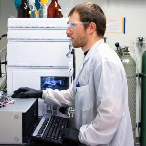 Research Associate Craig Burnell analyzes a shellfish sample for toxins at Bigelow Laboratory for Ocean Sciences. A new publication reports how researchers can use deep learning algorithms to forecast shellfish toxicity, just like meteorologists forecast the weather. Courtesy of Bigelow Laboratory for Ocean Sciences