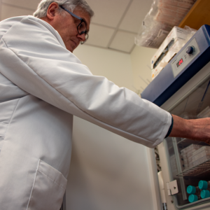 Senior Research Scientist José Fernández Robledo works in his laboratory at Bigelow Laboratory for Ocean Sciences. Fernández Robledo is one of the lead authors on a study detailing more than 200 new genetic techniques for using marine microbes to investigate a host of questions in biology. Courtesy of Bigelow Laboratory for Ocean Sciences
