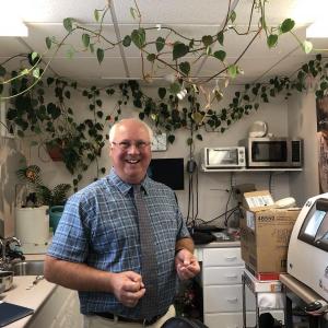 Optician Kris Kangas in his finishing lab. (Photo by Lynda Clancy)