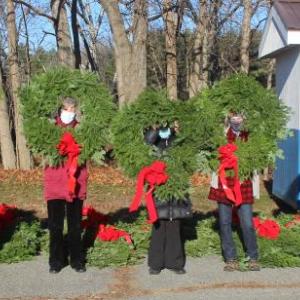 Camden Garden Club Wreath Team (left to right: Mary Winchell, Sherry Cobb, Debra Stokes, Ruth Ellison, Jennifer Gromada, Sherry James, Mike James, Karen Cease. Not pictured: Dick Cease, Stephanie Mathews, Jeff Zurkow. (Photo courtesy Camden Garden Club)