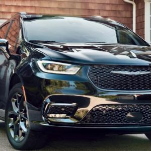 The 2021 Chrysler Pacifica Limited S features a more boldly styled and deeply sculpted face, including a 3D diamond-styled grille, part of an inspired refresh across the entire Pacifica lineup.
