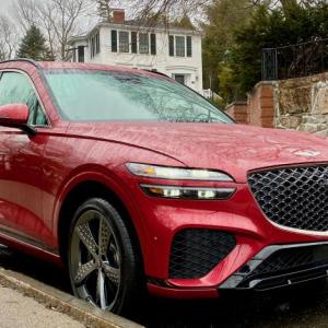 In rain-streaked Mauna Red, the 2022 GV70 Sport Prestige, with its subtle curves and LED lamps, the signature Genesis grille and 21-inch Cuisinart-blade wheels, cuts a striking figure. An overhead-view camera makes it easy to park along sharp-edged granite curbs.