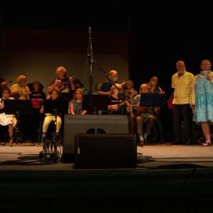 All performers strumming and singing "Peace Like a River" at the "Ukuleles for Ukraine" finale, May 22, 2022. (Photo courtesy Vicki Doudera)