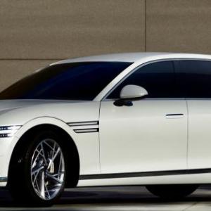 Long, low and sleek, the re-designed and re-engineered 2023 G90 has presence to spare. Note the two-line LED headlamps, the signature grille, the 20-inch kaleidoscope wheels and the way the hood wraps over into the fenders.