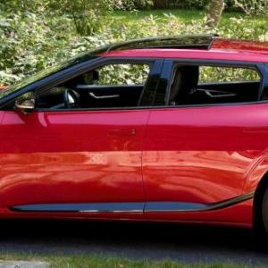 A deceptively sophisticated package: The relatively long wheelbase and short overhangs maximize space. With no driveshaft, the floor is flat. The battery pack lies underneath, for a low center of gravity, and the charging port is at the right rear. Climate control is by heat pump. And the EV6 has the world’s first mass-produced integrated drive axle, which combines the wheel bearings and driveshaft to save weight and improve rigidity.