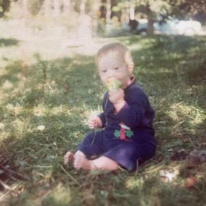 The author enjoys a green apple, circa 1976 (Photo by Diane O’Brien)