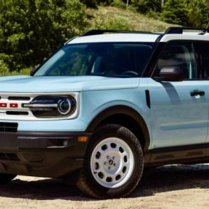 Robin’s Egg Blue is one of the Bronco Sport Heritage colors. Note also the retro white steel wheels, 29-inch all-terrain tires and raised “safari”-style roof.