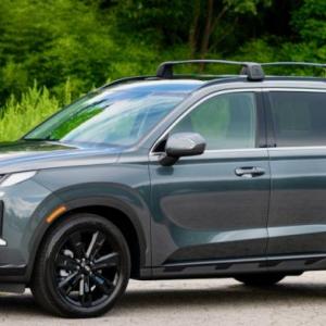 The squared-off nose may call to mind Clark Griswold’s ‘Wagon Queen Family Truckster,’ but the Hyundai Palisade is a bona fide near-luxury SUV at a surprising price. This Steel Graphite paint complements the black 20-inch alloy rims.