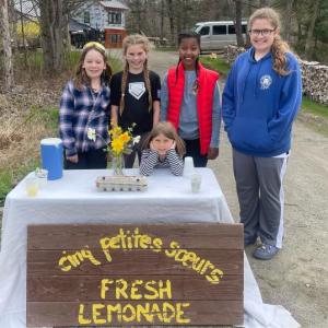 From left, Evie, Clara, Josie, Abbie. and Maggie managing the lemonade stand on a Saturday afternoon. (Photo by Ed O’Brien)