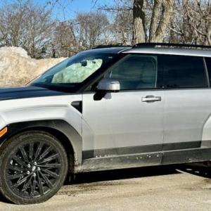 The latest styling trend: Make your SUV look EV-ish while keeping it gas-powered. This is the fifth generation of Hyundai’s middle-child SUV, which helped establish the brand in the US 25 years ago. Shown here in Shimmering Silver (plus winter grime) and on 21-inch Calligraphy Exclusive wheels.