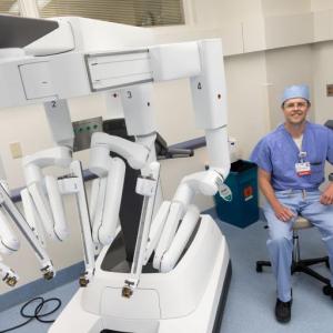 Nathan Elwood, MD, a surgeon at MaineHealth Pen Bay and the new surgical robot. (Photo courtesy MaineHealth)