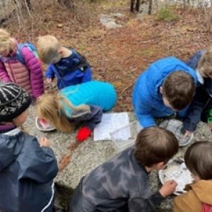 children look at paper plates